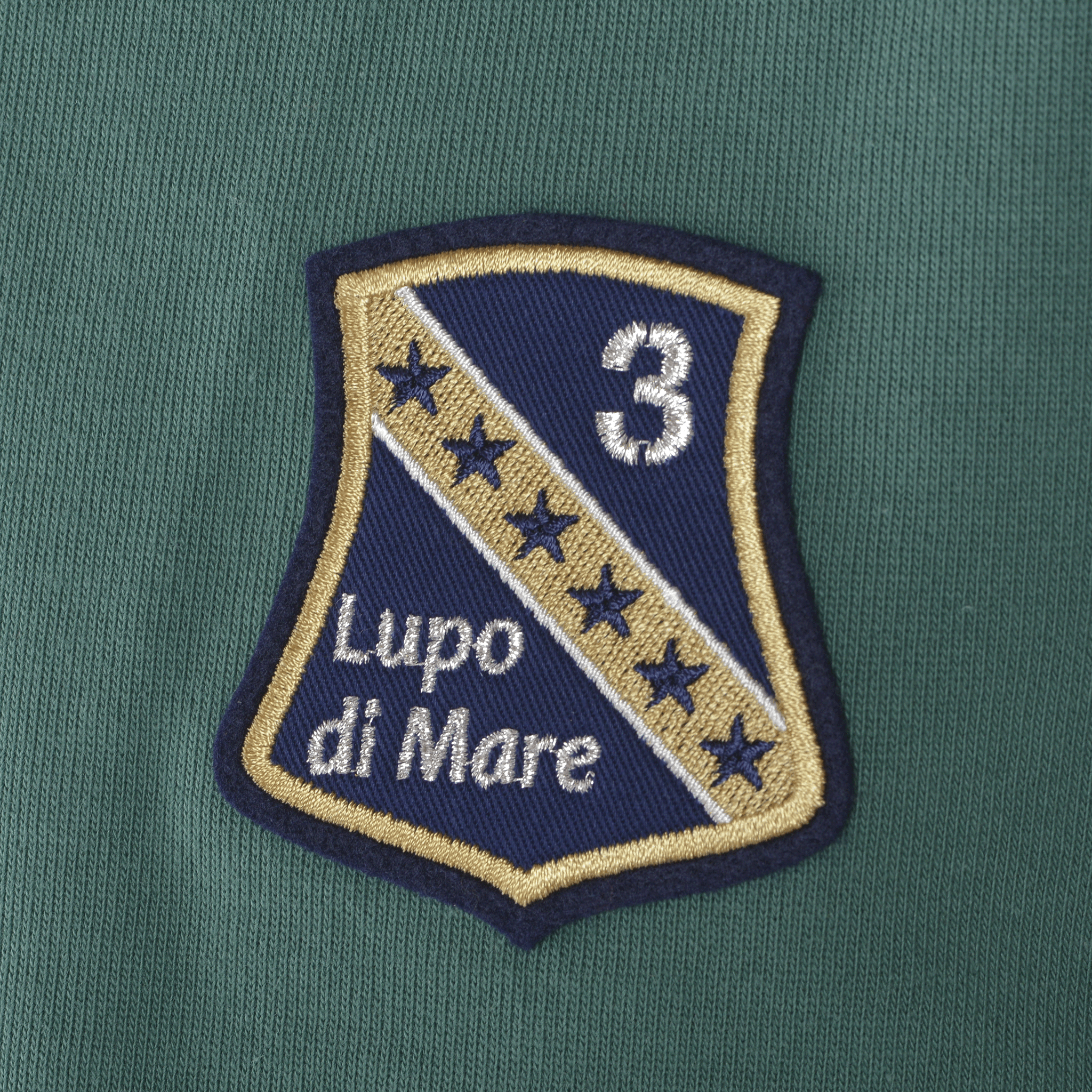 【公式】シナコバ(SINA COVA)ハーフジッププルオーバー 24210050 グリーンのワッペン部分