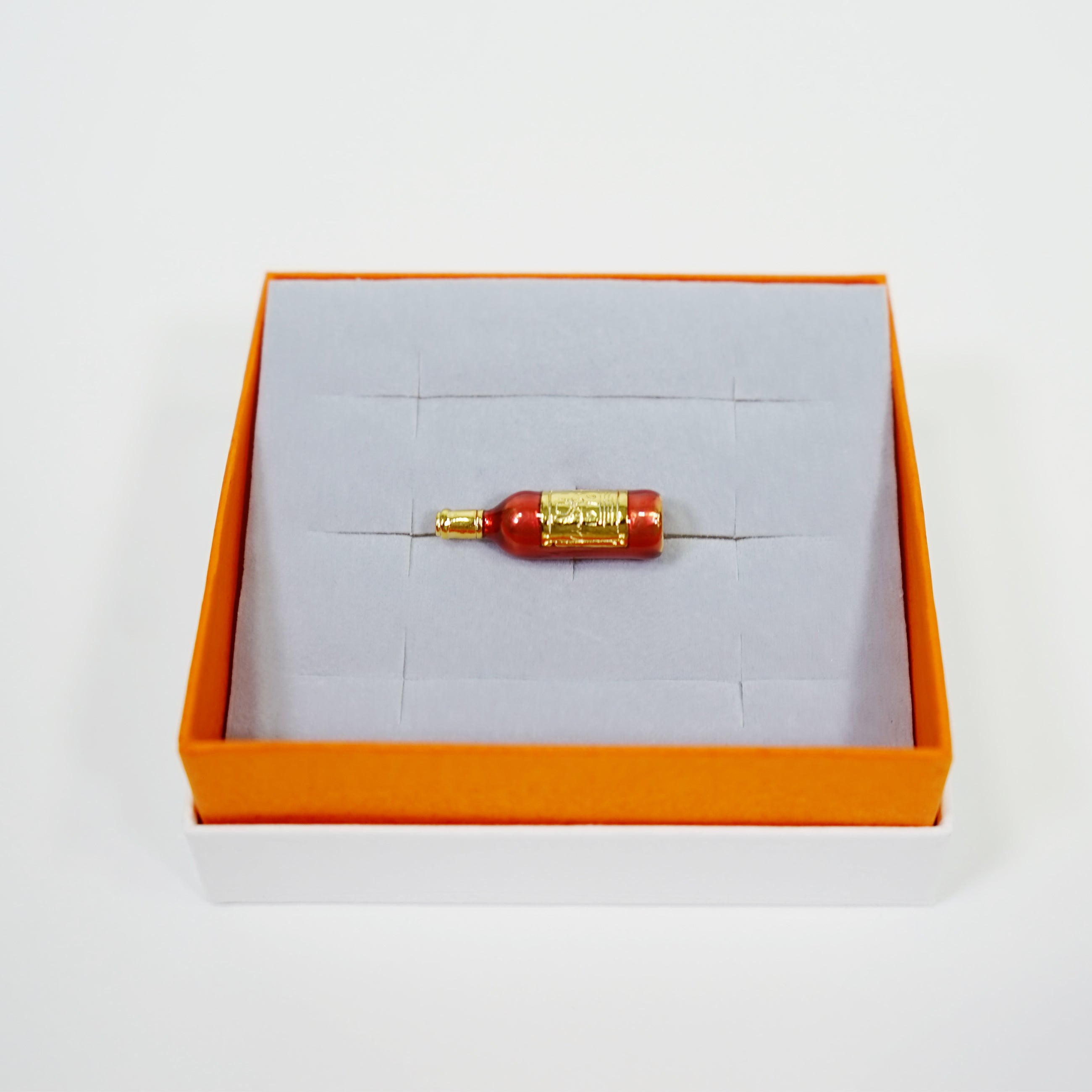 Red Wine Lapel Pin 57002540