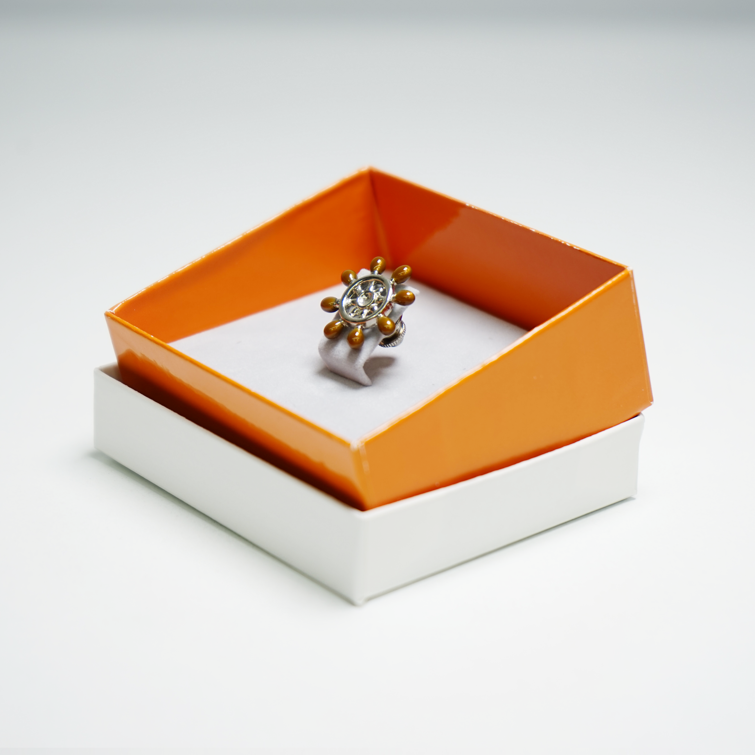 ラペルピン 舵輪 57001110